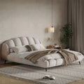 Cama de plataforma king estofada em chenille, com cabeceira em forma de concha