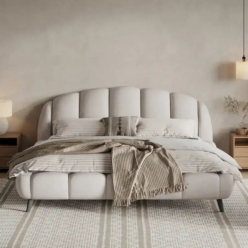 Cama de plataforma king estofada em chenille, com cabeceira em forma de concha