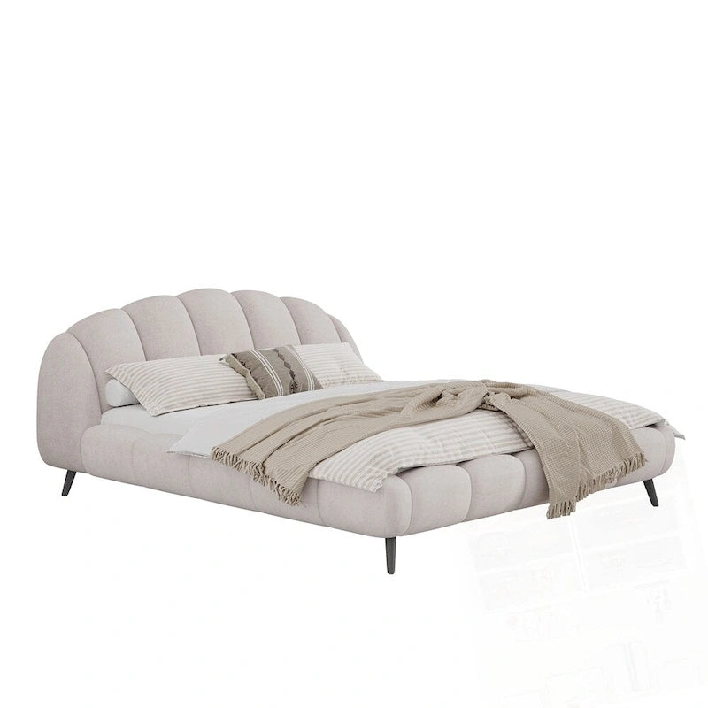 Cama de plataforma king estofada em chenille, com cabeceira em forma de concha