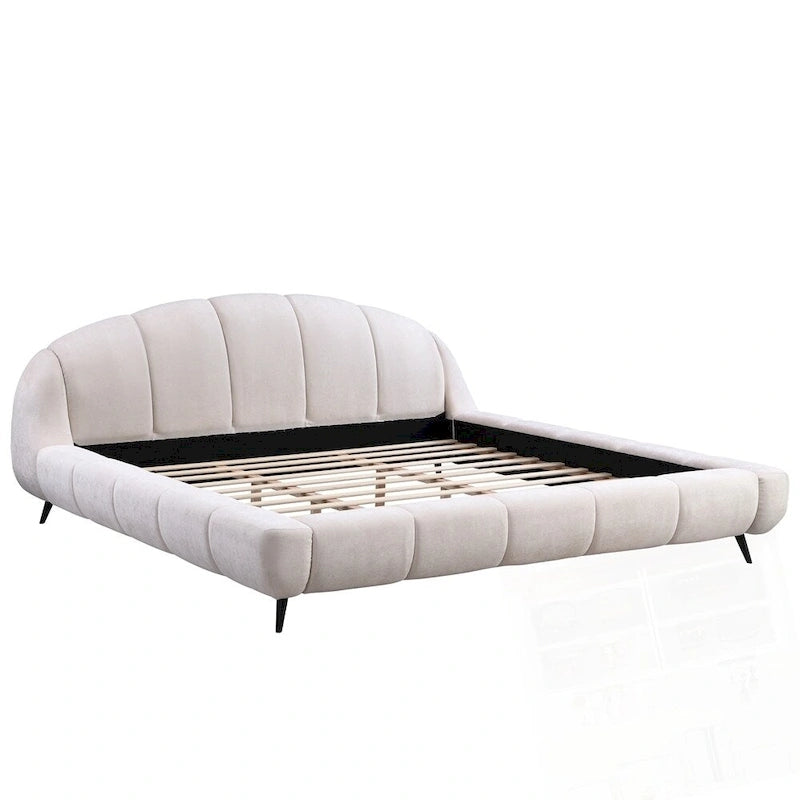 Cama de plataforma king estofada em chenille, com cabeceira em forma de concha