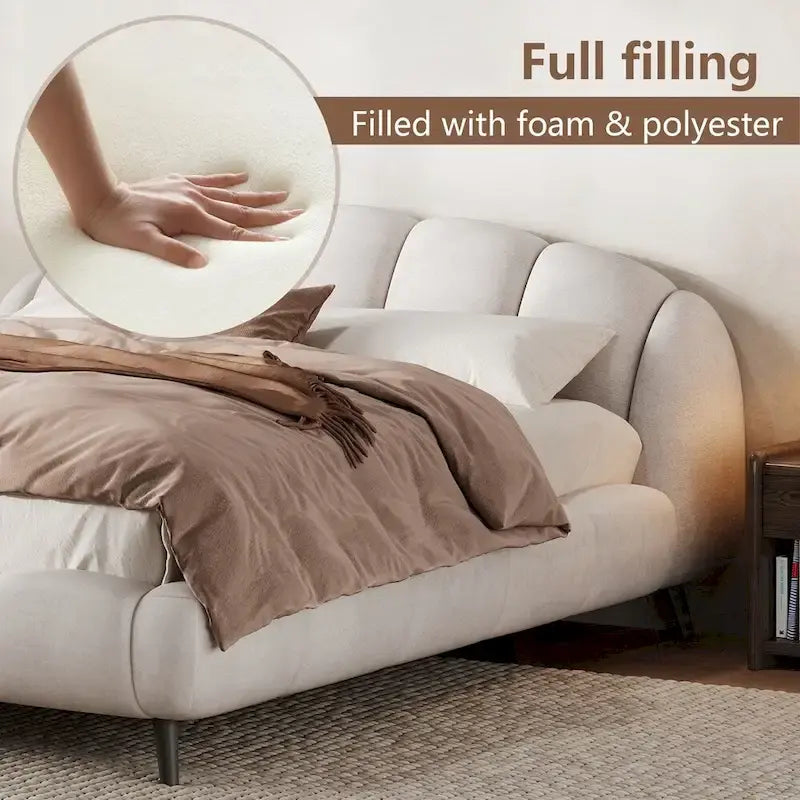 Cama de plataforma king estofada em chenille, com cabeceira em forma de concha