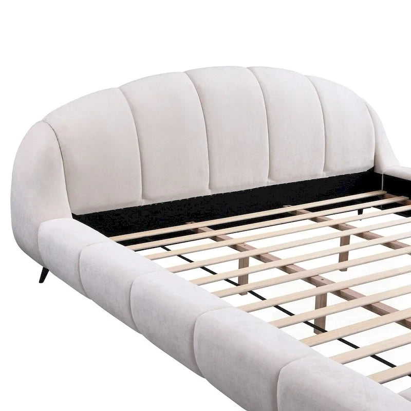 Cama de plataforma king estofada em chenille, com cabeceira em forma de concha