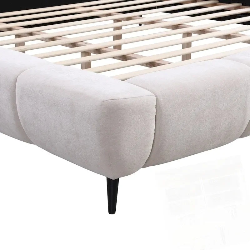 Cama de plataforma king estofada em chenille, com cabeceira em forma de concha