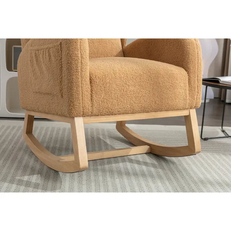 Schaukelstuhl aus Teddy-Stoff mit Holzbeinen