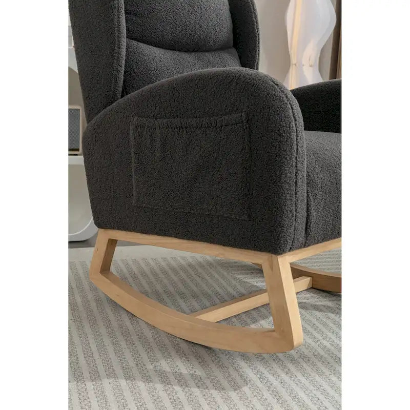 Schaukelstuhl aus Teddy-Stoff mit Holzbeinen