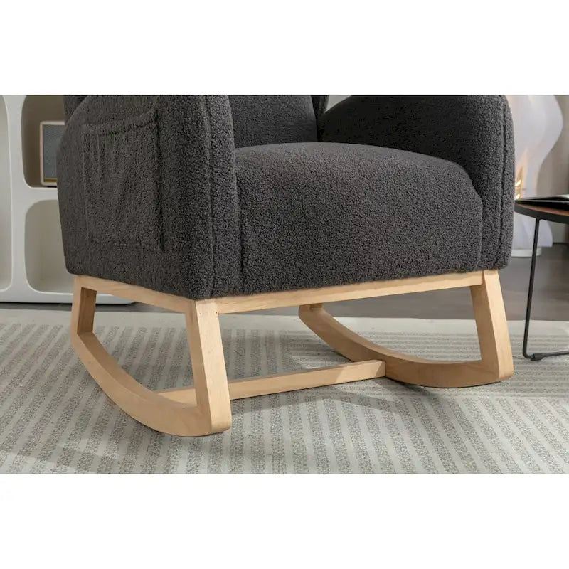 Schaukelstuhl aus Teddy-Stoff mit Holzbeinen